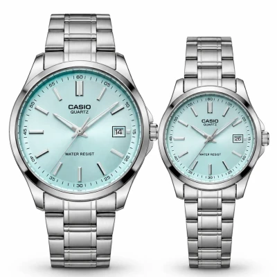 ست ساعت مچی زوجی CASIO نقره‌ای با صفحه آبی روشن و نمایش تاریخ
